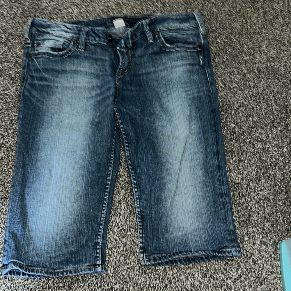 Women’s size 32 “Tuesday Beach” Bermudas by Silver Jeans!